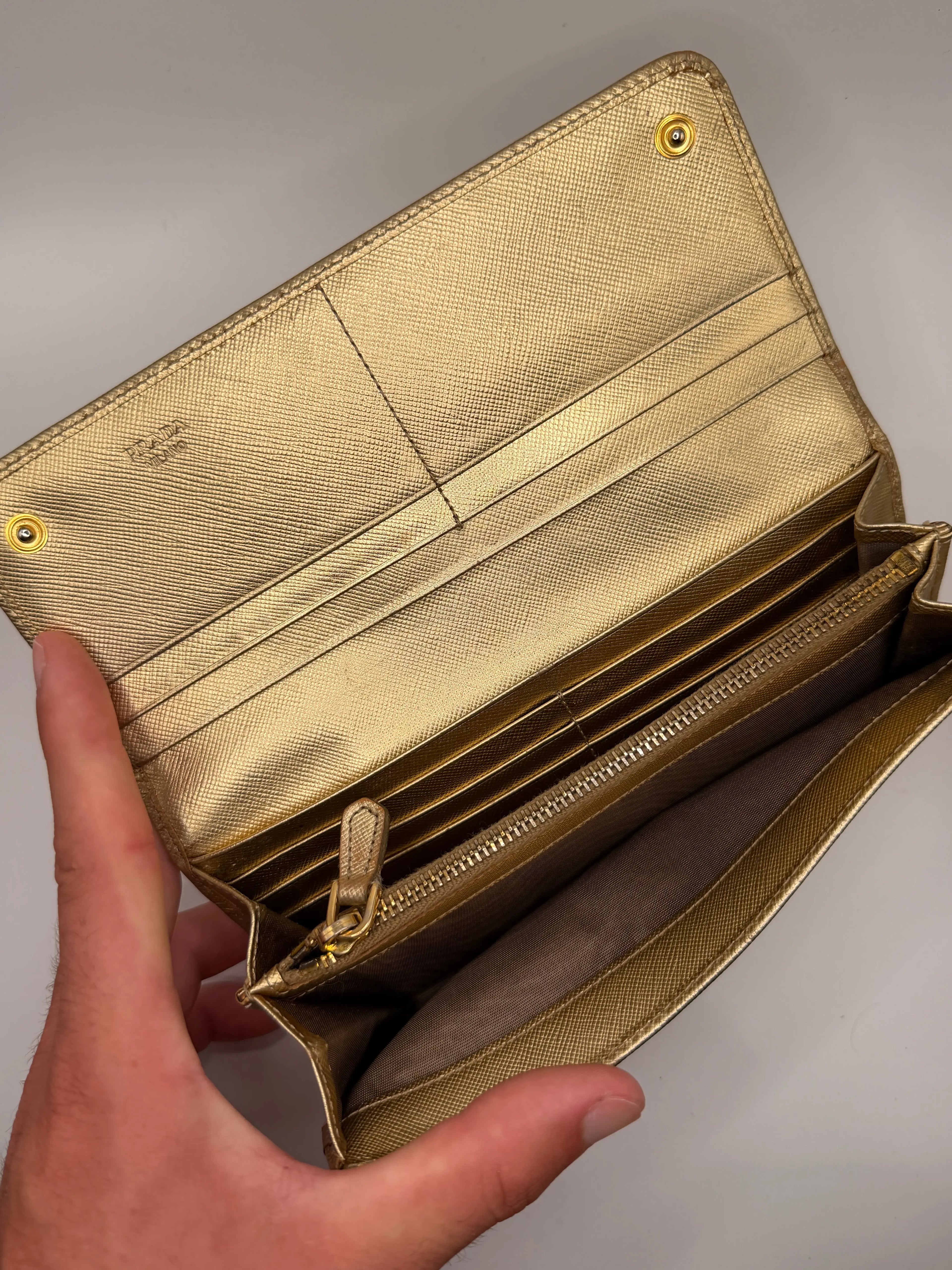 Le Portefeuille Long Prada - Cuir Saffiano Doré STYL